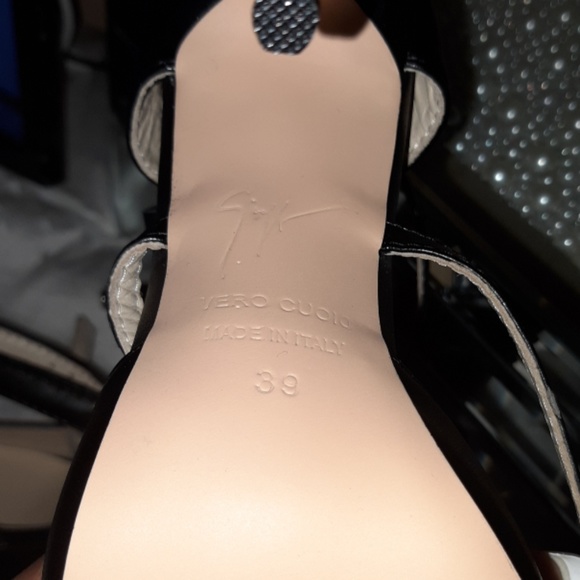 Giuseppe Zanotti 3 strap black sandal - Picture 7 of 8